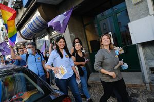 카타리나 마르틴스와 마리아나 모르타구아는 2021년 지방 선거 유세 중 시위에 참여했다.