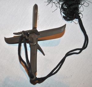 마로호시 엔메이 지츠테류나 잇카쿠류 십수술 등에는 갈고리와 십자 모양의 큰 칼날받침을 가지고 창 모양의 칼날을 가진 사용 상황에 따라 옵션을 변형시켜 사용하는 특이한 지츠테: 기계 십수 (잇카쿠류에서는 "마로호시")가 전해지고 있다.