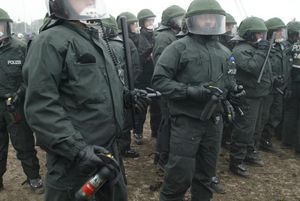 독일 연방 경찰이 로스토크에서 열린 제33차 G8 정상회담 (2007년 6월) 반대 시위에서 사용한 사이드 핸들 배턴