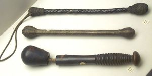 영국 베드퍼드셔주 베드퍼드에 있는 더 히긴스 미술관 & 박물관(The Higgins Art Gallery & Museum)에 전시된 두 개의 블랙잭과 경첩이 달린 곤봉