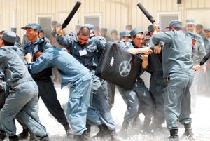 연습용 경봉 사용 (2010년, 아프가니스탄 경찰학교에서 폭동 진압 훈련)