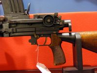 96식 경기관총의 기관부 좌측면. 원형은 조준자 회전륜, 좌측의 직사각형은 격자의 방진 덮개(격자 덮개).