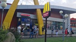 2020년 8월 튜멘에서 마스크를 착용한 사람과 착용하지 않은 사람