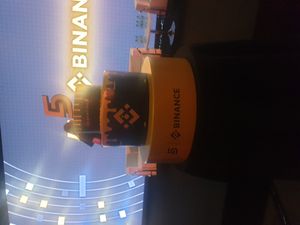 2022년 7월 파리에서 열린 바이낸스 5주년 기념 케이크