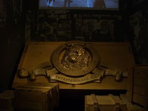 MGM/UA 시대의 60주년 기념 로고 조각상, "DIAMOND JUBILEE"와 "METRO"와 "ARTISTS" 사이의 가면이 빠져 있지만