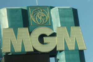 MGM 그랜드 라스베가스 간판에 보이는 수정된 스타일리화된 사자