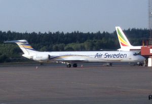 에어 스웨덴 맥도넬 더글러스 MD-81이 스톡홀름-알란다 공항에 착륙하는 모습 (2010년)
