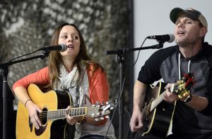 힐러리 린지와 트로이 버지스가 2012년 11월 16일 아프가니스탄 바그람 공군 기지에서 공연하고 있다