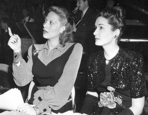 다이나 쇼어와 게일 패트릭이 1945년 CBS 라디오 스튜디오에서 스크린 길드 극장 리허설을 하는 모습