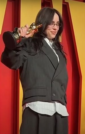 빌리 아일리시가 "What Was I Made For?"로 받은 아카데미 최우수 오리지널 곡을 들고 있다