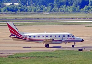 1982년 클리블랜드 홉킨스 공항으로 통근 운항을 할 때 코메어의 명칭을 달고 있는 Embraer EMB-110 Bandeirante 터보프롭 항공기