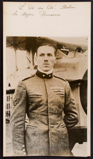 프란체스코 바라카 소령이 SPAD S.VII 앞에서 포즈를 취하고 있다