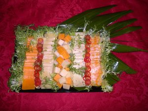 토마토와 치커리를 곁들인 치즈 트레이