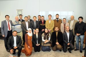 2012년 즈웨일 과학 기술 혁신 도시에서 동료들과 함께 있는 즈웨일