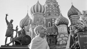 프라부파다가 모스크바 붉은 광장에서 성 바실리 대성당을 배경으로 서 있는 모습 (1972년 7월)