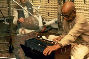 프라부파다가 독일에서 녹음 세션 중 하모니움을 연주하고 있다. (1974)