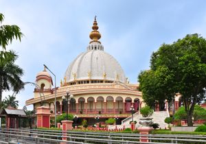 높고 화려한 돔형 구조물, 창과 녹음이 우거진 나무로 장식되어 있다.