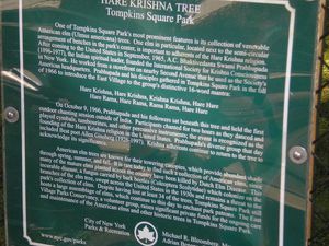 뉴욕 톰킨스 스퀘어 공원의 하레 크리슈나 나무 근처의 현판.