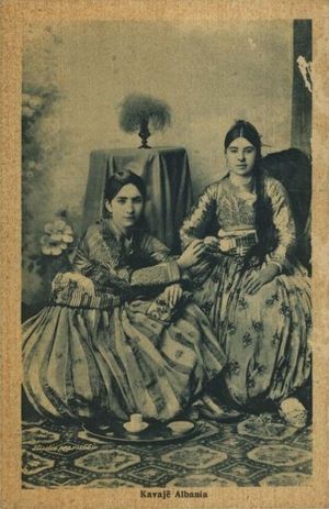 전통 의상을 입은 두 젊은 여성의 초상화 (Marubi c.1920)