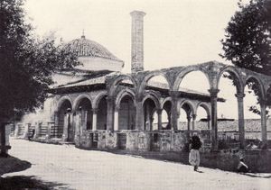1735년에 건설된 큐벨리 모스크의 오래된 사진. 1927년 지진으로 인해 미나렛 갤러리가 사라졌다. (Richard Busch-Zantner, c.1939)