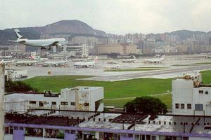 빌딩들에 인접한 카이탁 공항(1998년)