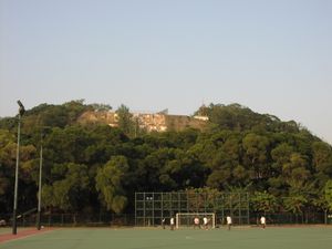 구룡 차이 공원에서 본, 13번 활주로 접근을 위한 주요 항법 보조 시설이었던 "체커보드 언덕.