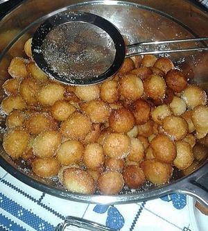 Petullat, 튀겨서 달콤하게 만든 이탈로-알바니아식 효모 반죽의 전형적인 과자