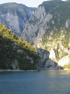 코만 협곡은 페리의 운송로 역할을 한다.