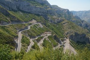 켈멘드 지역 레케트 에 호티의 SH20 도로