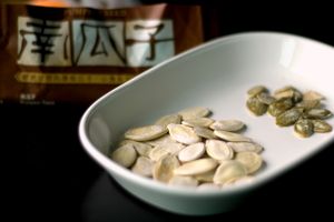 껍질을 벗기지 않은 호박씨와 껍질을 벗긴 호박씨