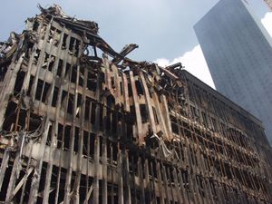 파괴된 5 월드 트레이드 센터의 사진.