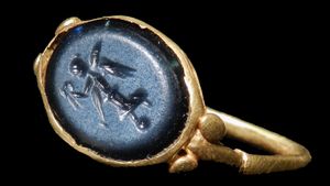 후기 로마 시대(서기 4세기경) 반지로 파란 유리 인타글리오에 승리의 여신의 형상이 새겨져 있다.