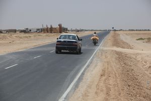 해병대 및 영국 엔지니어 멘토와 협력하여 아프간인들이 건설한 새로운 12킬로미터 도로를 운전하는 현지인들. 이 도로는 예정보다 5개월 일찍 완공되었다.