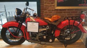 키엘의 플래그십 스토어에 전시된, 미국의 영화 배우 클라크 게이블이 이전에 소유했던 1934년 클래식 할리 데이비슨 RL 오토바이. 키엘의 100대가 넘는 빈티지 오토바이가 전 세계에 전시되어 있습니다.