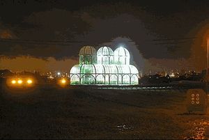 2010년 3월 27일, 조명이 꺼진 쿠리치바 식물원(쿠리치바, 파라나, 브라질 남부)의 온실 금속 구조물