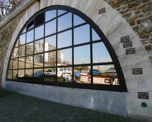 l'Arsenal 항구에 새겨진 각종 홍수 표식. 맨 위쪽에 1910년 파리 대홍수 때 최고 수위(8.62m)가 새겨져있다.