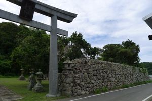 높은 돌담으로 둘러싸인 오리가미 신사