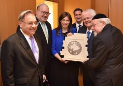 2018년 11월 기독교 시온주의 목사 존 헤이지와 랍비 슐로모 르스킨, 이스라엘 외무부 차관 치피 호토벨리