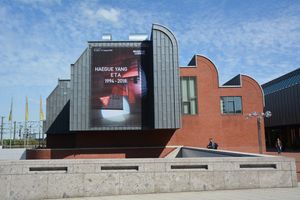 쾰른 루드비히 미술관에서 열린 양혜규의 2018년 개인전 "ETA" 배너