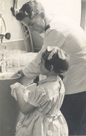 1949년 1월 콴타스 항공 카탈리나 항공기에서 수바에서 시드니로 가는 길에 어린 승객 제니퍼 그레이와 함께 일하는 객실 승무원 맥스 화이트