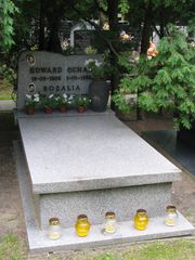 바르샤바 포바츠키 군사 묘지에 있는 에드바르트 오하프와 아내 로잘리아의 묘지