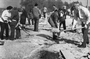 폴란드 연합노동자당 자원 봉사의 날에 기에레크와 그의 부인 스타니스와바 여사가 함께하고 있다.