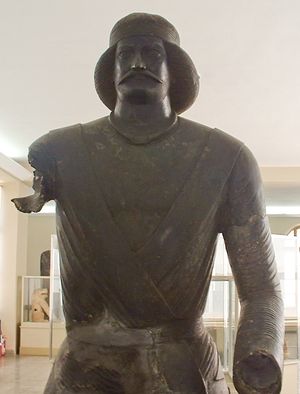 파르티아 귀족을 묘사한 "샤미 조각상"은 토크를 착용하고 있다.