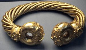 스네티샴 토크는 1킬로그램의 금을 포함하고 있다. 영국 노퍽에서 발견되었다.