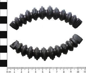 요크셔에서 발견된 구슬 목걸이의 단면, 서기 75–200년