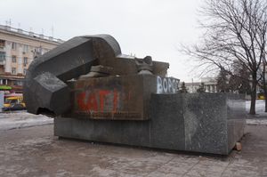 2016년 1월 30일에 촬영된 드니프로페트로프스크의 페트롭스키 기념비 철거 사진.