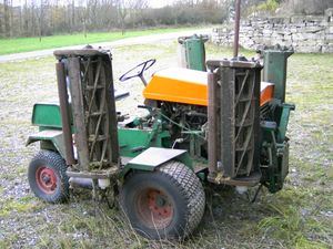 4개의 릴이 있는 탑승형 잔디깎이. 나선형 칼날의 실린더와 베드 나이프가 보인다.