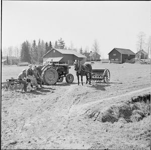 다른 많은 농촌 지역 사회와 마찬가지로 누르미얘르비의 가장 중요한 수입원 중 하나는 항상 농업이었다. 이 사진은 1954년 누르미얘르비에서 찍은 것이다.