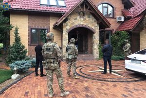 SBU 요원과 알파 그룹 요원이 2020년 폰지 사기 조직에 대한 급습을 벌이는 모습