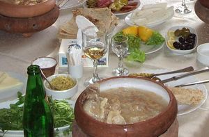 카쉬는 다른 반찬과 함께 제공된다